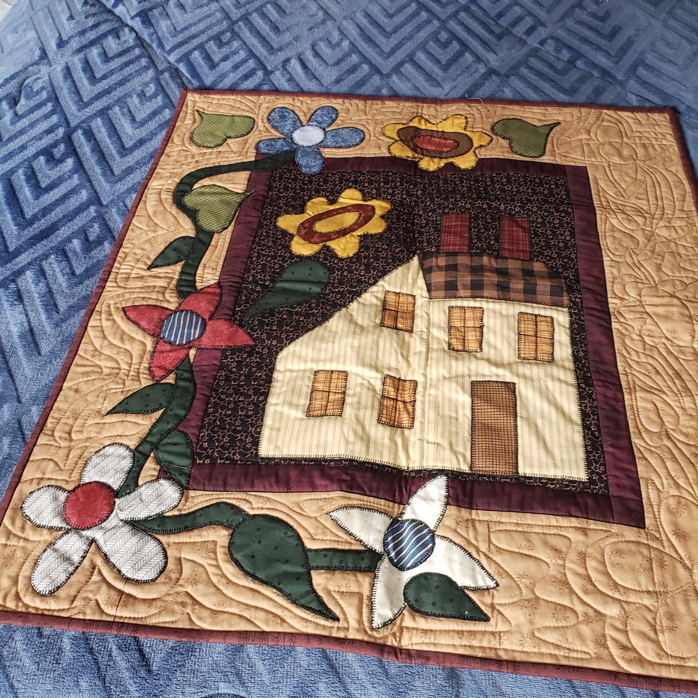 Charming Floral and House Design Quilt